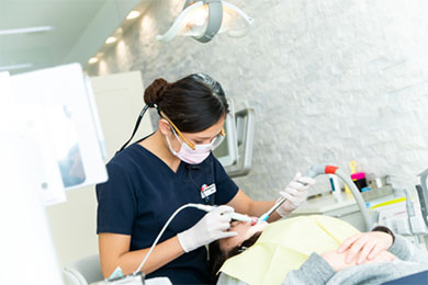 当院では1本でも多くの歯を健康な状態で長く使っていただけるように歯周病の治療に力を入れています。
