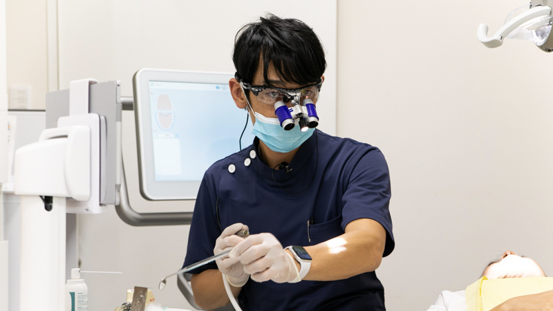 精度を高める為に歯を削る為の道具やイス、見るためのメガネも高性能な外国製の物を使っています。