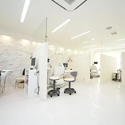 白を基調とした広めの診療室